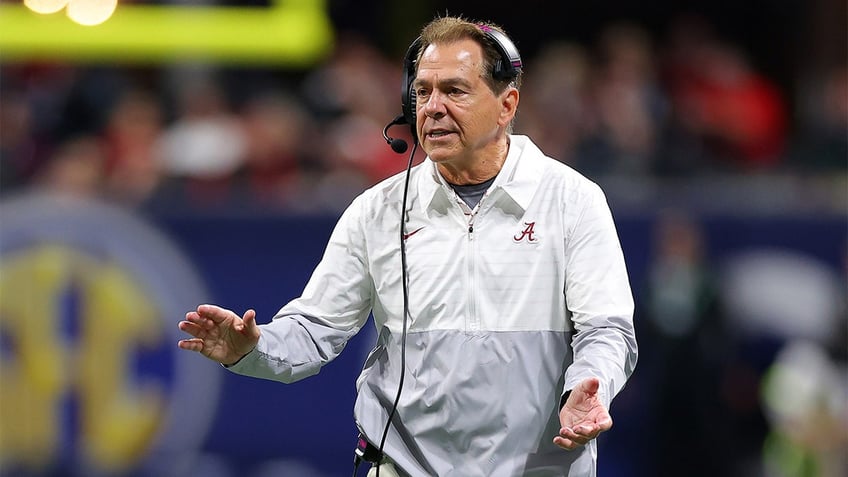 Nick Saban coaches against Georgia