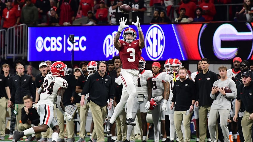 Jermaine Burton makes a catch against Georgia