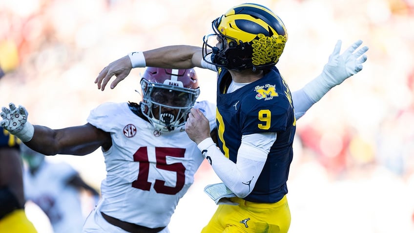 Dallas Turner rushes JJ McCarthy