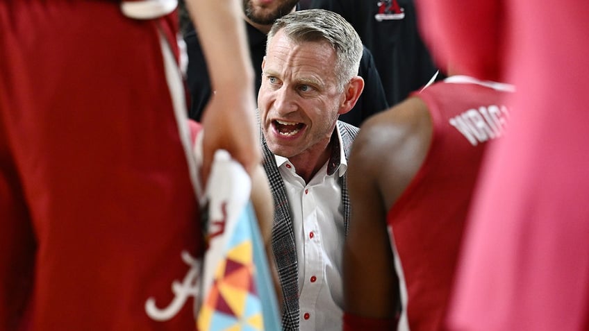 Nate Oats draws up a play