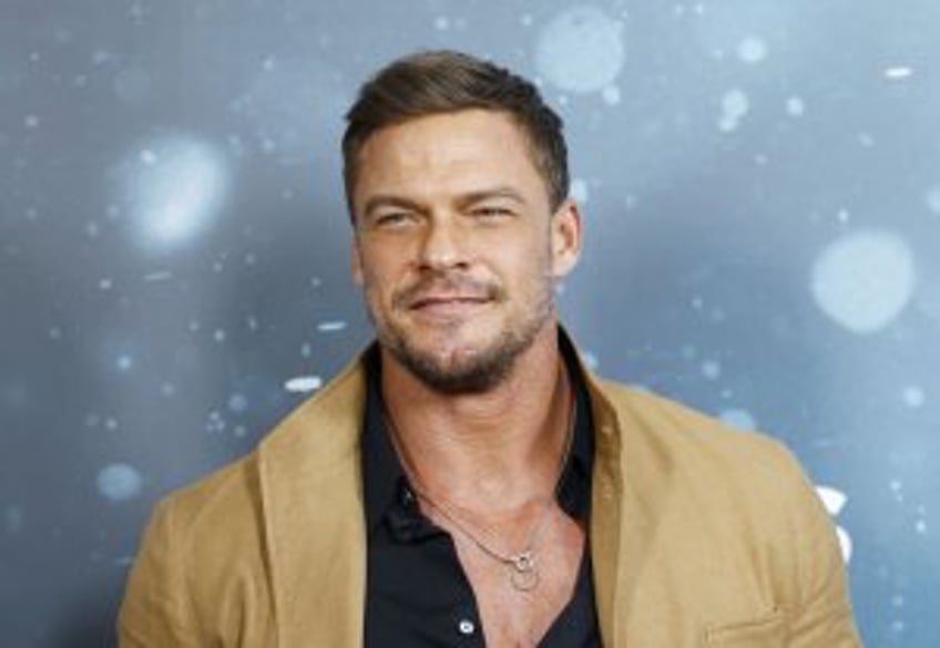 Alan Ritchson reacts to using that tiny shoe phone in 'Reacher' S3