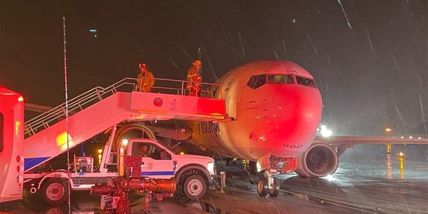 alaska airlines passengers scream as plane makes hard landing amid tropical storm hilary sparks outside