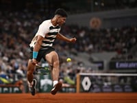 Alcaraz overcomes blip to reach French Open third round