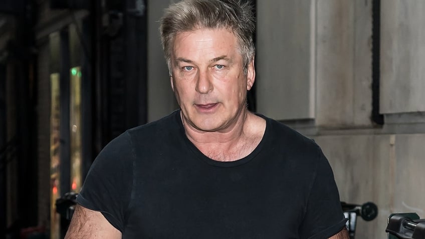 alec baldwin accused of cutting corners ahead of fatal rust shooting court docs