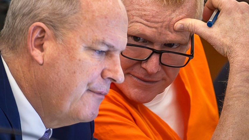 Alex Murdaugh, right, talks with his defense attorney Jim Griffin during a jury-tampering hearing