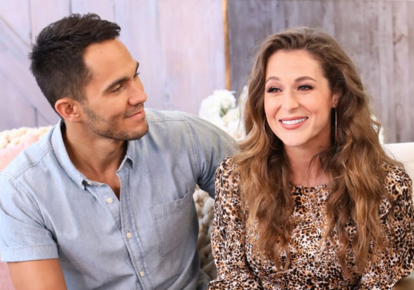 UNIVERSAL CITY, CALIFORNIA - FEBRUARY 07: Actors Carlos PenaVega (L) and Alexa PenaVega (R