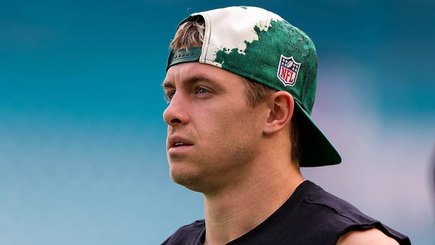 alix earle posts steamy bikini photo kissing dolphins braxton berrios on his 28th birthday