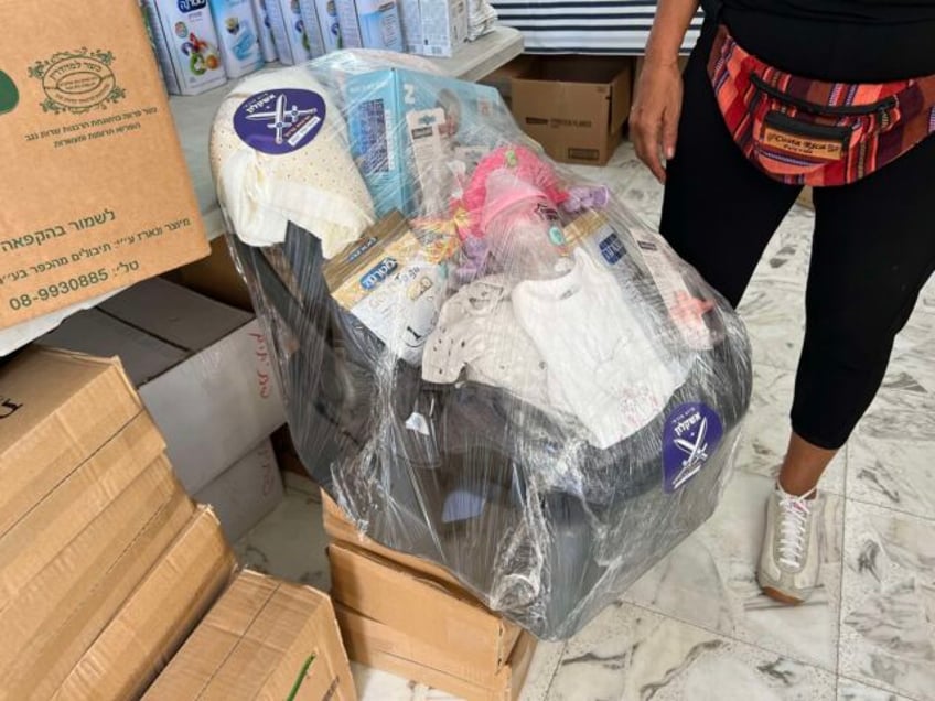 aliyah foundation volunteers deliver food supplies to southern israel towns