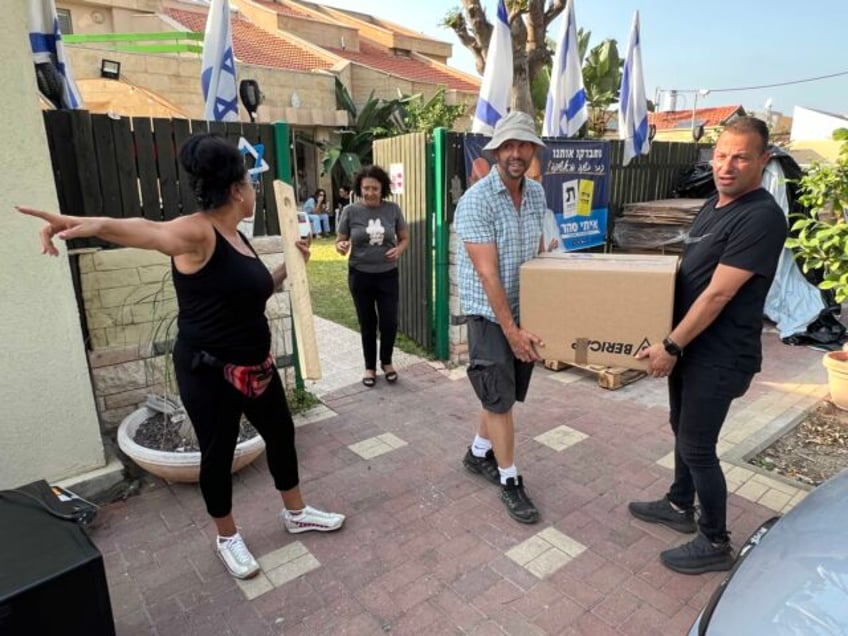 aliyah foundation volunteers deliver food supplies to southern israel towns