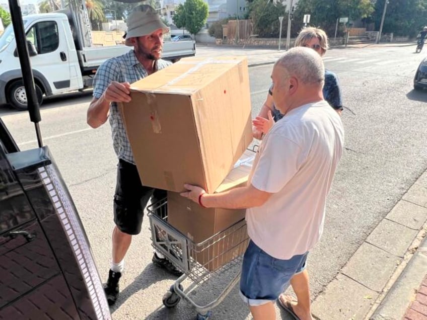 aliyah foundation volunteers deliver food supplies to southern israel towns