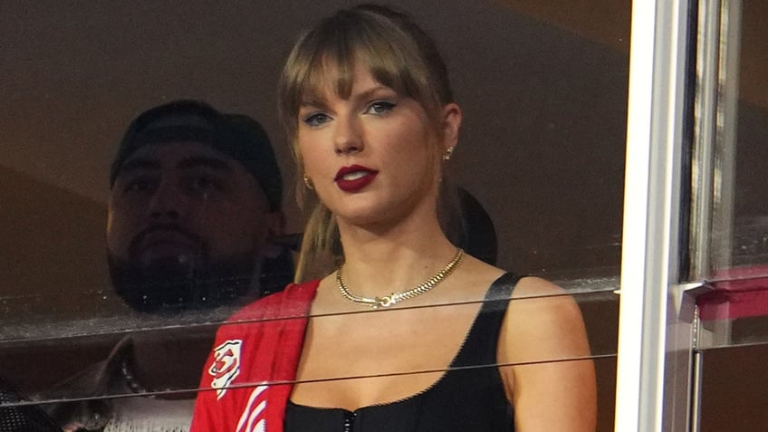 amazon gives taylor swift ample face time as she cheers on the chiefs