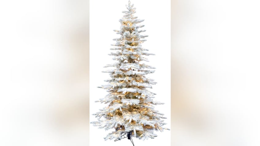 Create a winter wonderland with this beautiful pre-lit artificial tree.