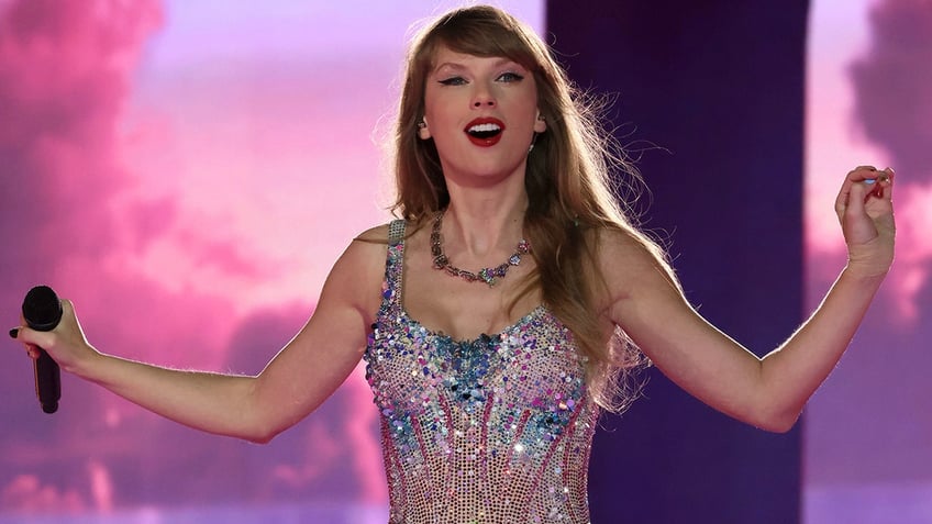 amcs taylor swift deal fulfills theater chains wildest dreams and heres how