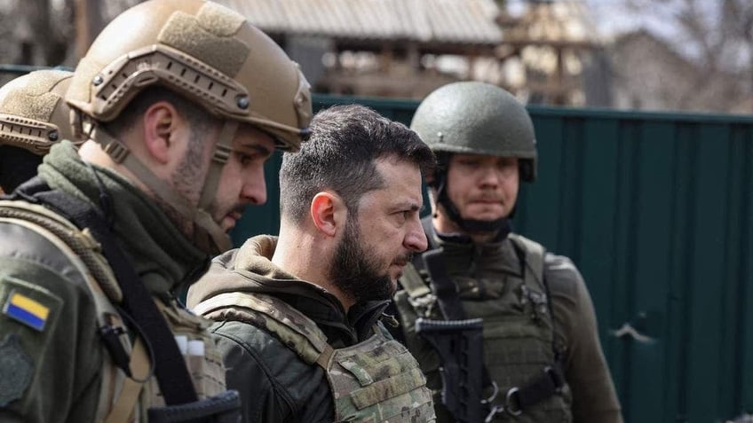 Zelensky in walks in combat gear