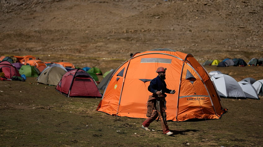 american climber mark dickey rescued from turkish cave more than a week after becoming ill