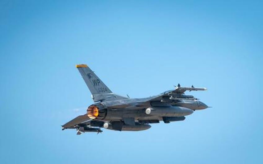 american f 16 fighter jet crashes off south korea