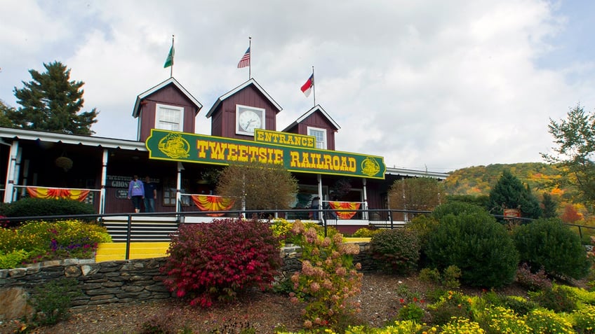 Red building marks entrance to Tweetside Railroad park