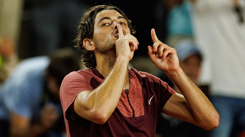 Taylor Fritz shushes crowd