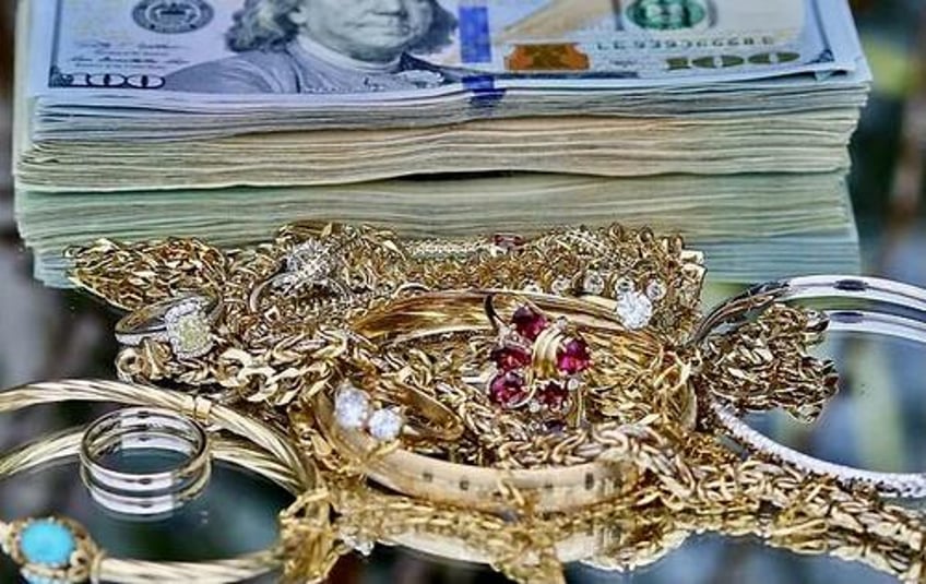 americans pour into pawnshops selling gold jewelry as price surges