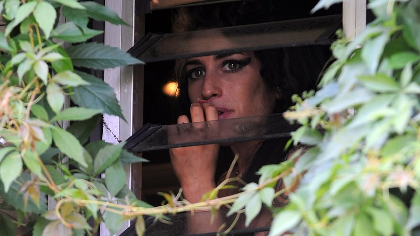 amy winehouse was not suicidal but hopeful about her future before death dad