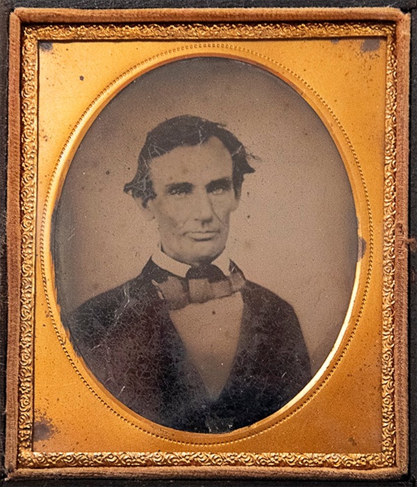 an abe lincoln photo made during his 1858 ascendancy has been donated to his museum in illinois