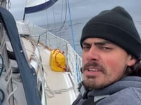 An Oregon man who quit his job to set sail with his cat arrives to cheering fans in Hawaii