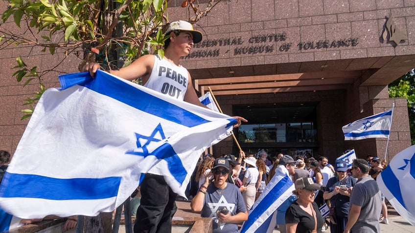 Pro-Israel protesters in front of a Los Angeles synagogue