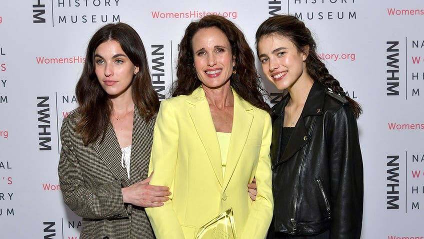 Andie MacDowell, Margaret Qualley, Rainey Qualley