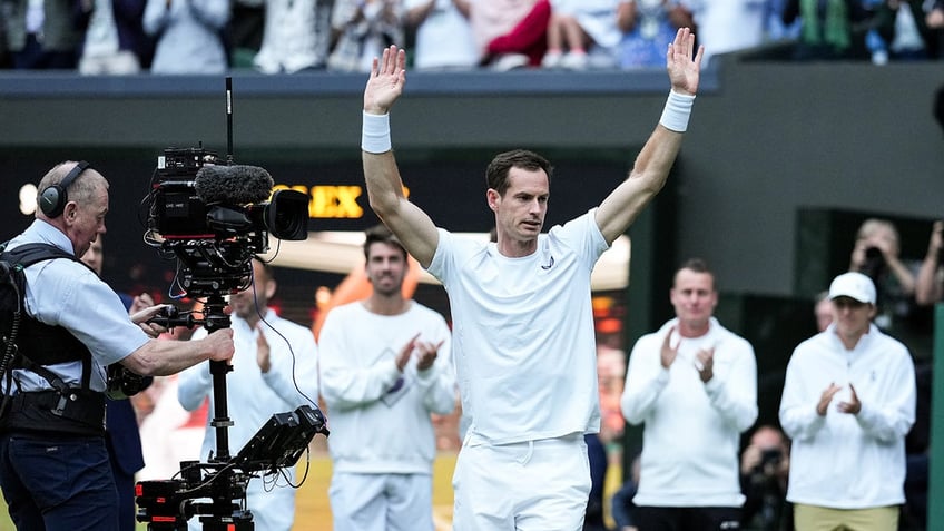 Andy Murray waves to crowd