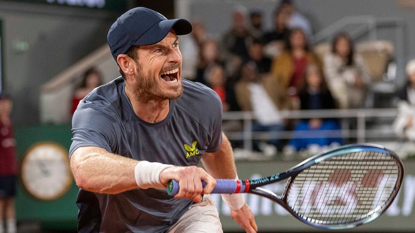 Andy Murray plays his forehand