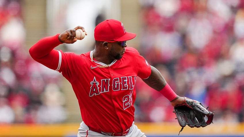 Miguel Sano throwing