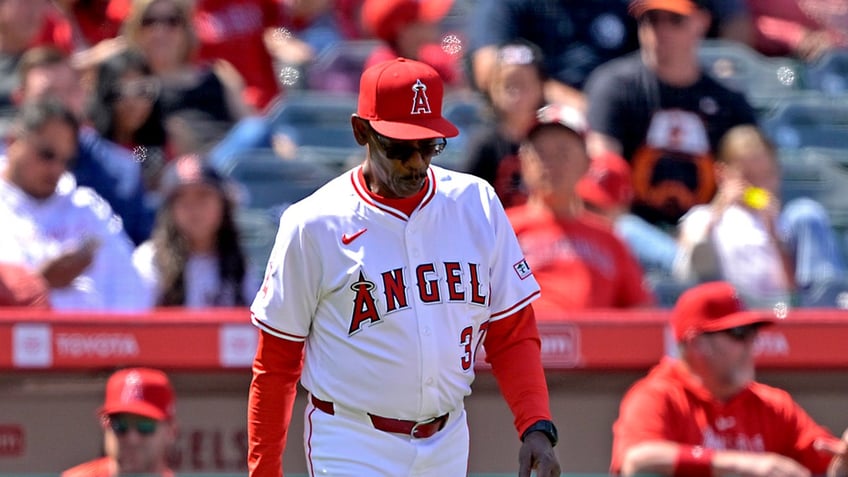 Ron Washington coming out of dugout