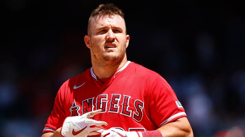 Mike Trout takes off batting gloves