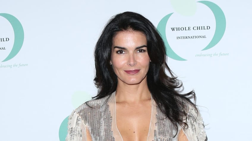 Angie Harmon red carpet