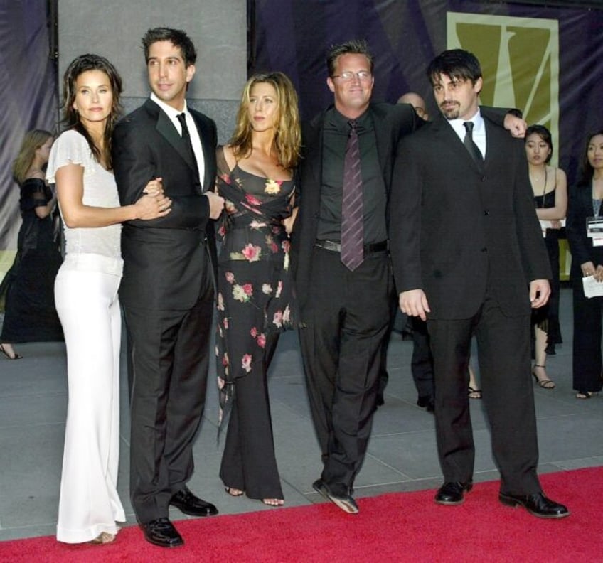 aniston schwimmer kudrow add tributes to friends co star perry