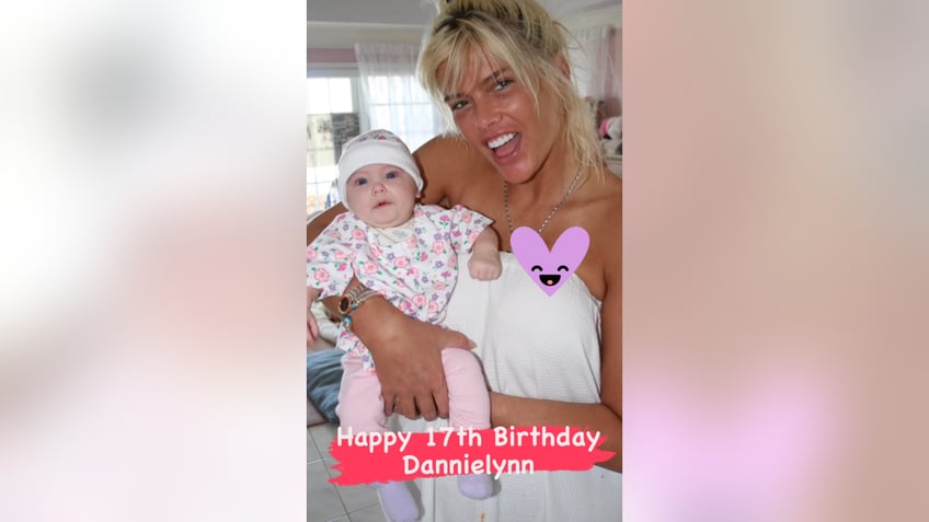 anna nicole smith would be proud of lookalike daughter dannielynn father larry birkhead says