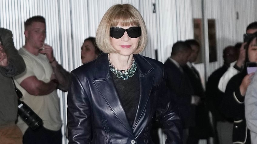 Anna Wintour walking