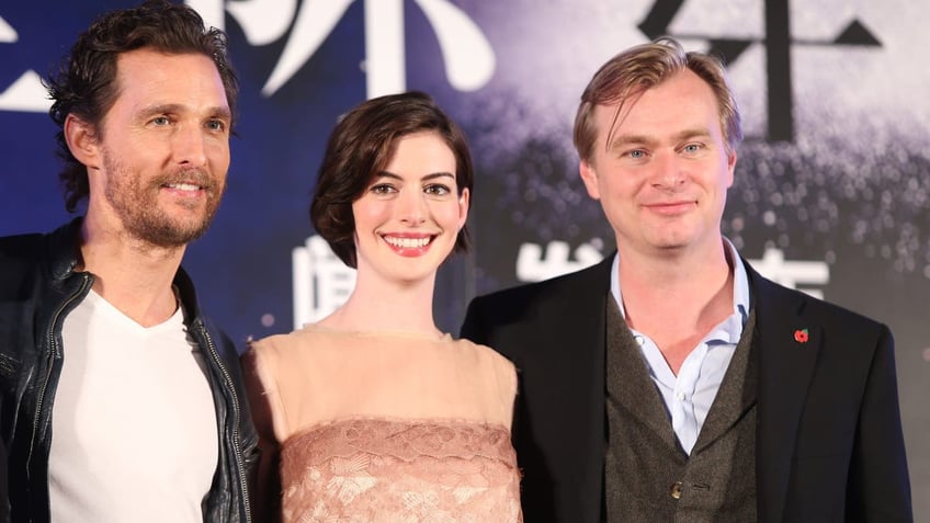 anne hathaway with christopher nolan and matthew mcconaughey