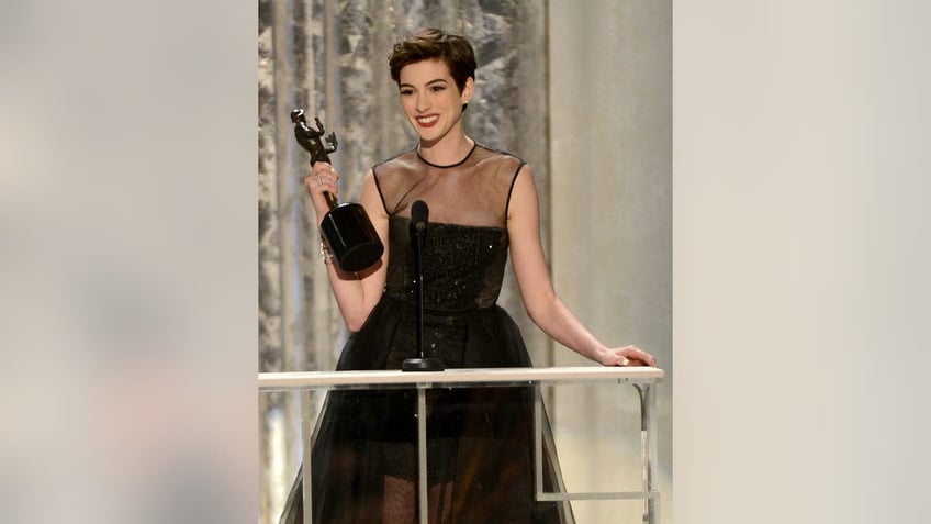 anne hathaway acceptance speech at sag awards