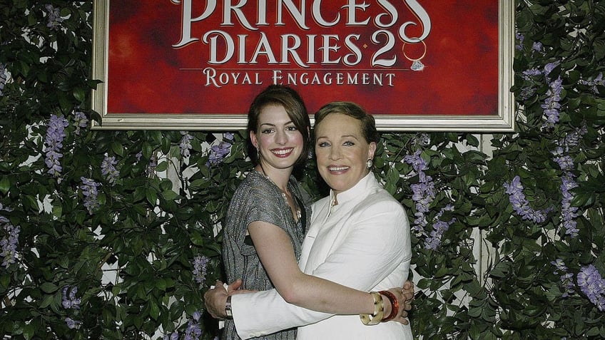 anne hathaway and julie andrews hugging