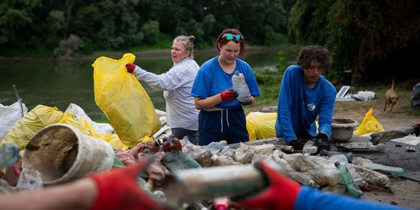 annual hungarian competition to clean up countrys 2nd largest river of trash begins