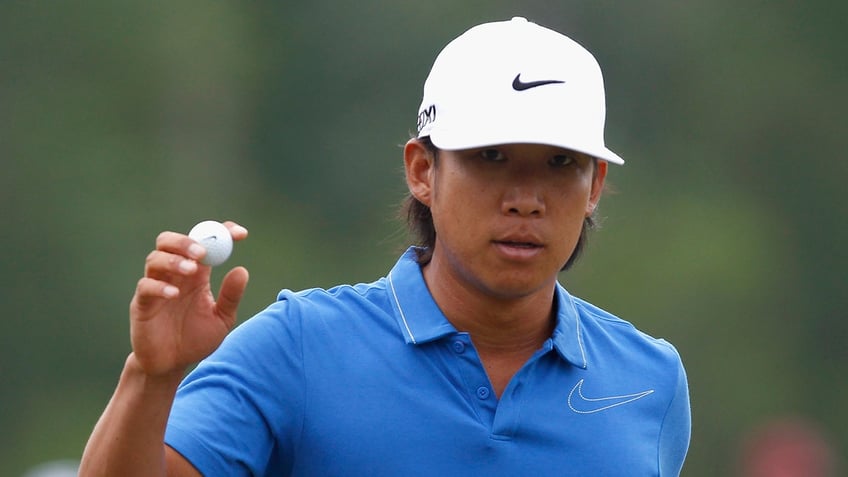 Anthony Kim waves to crowd