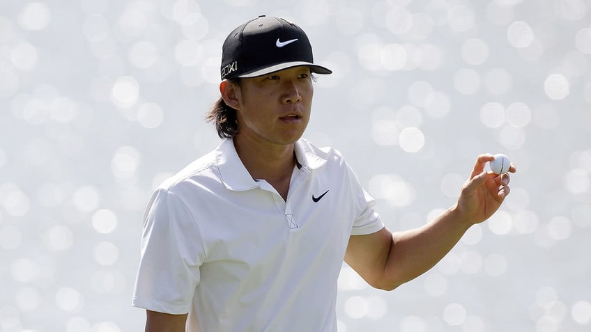 Anthony Kim waves to crowd