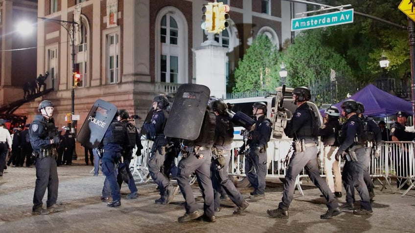 police with riot gear 