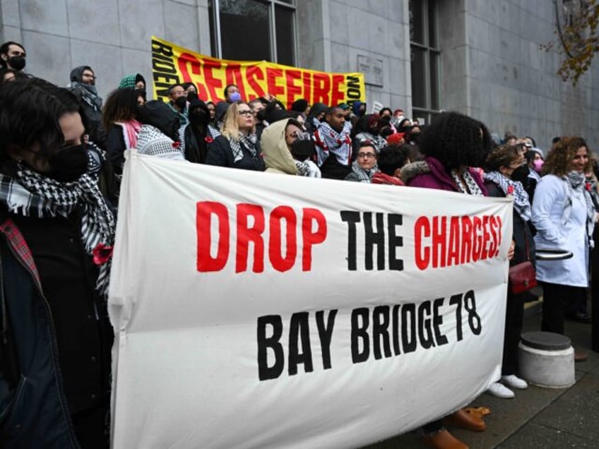 Bay Bridge ceasefire protest at courthouse (Tayfun Coskun/Anadolu via Getty)