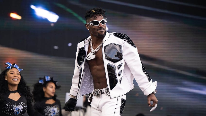 antonio brown strips down to underwear after rap concert in tallahassee