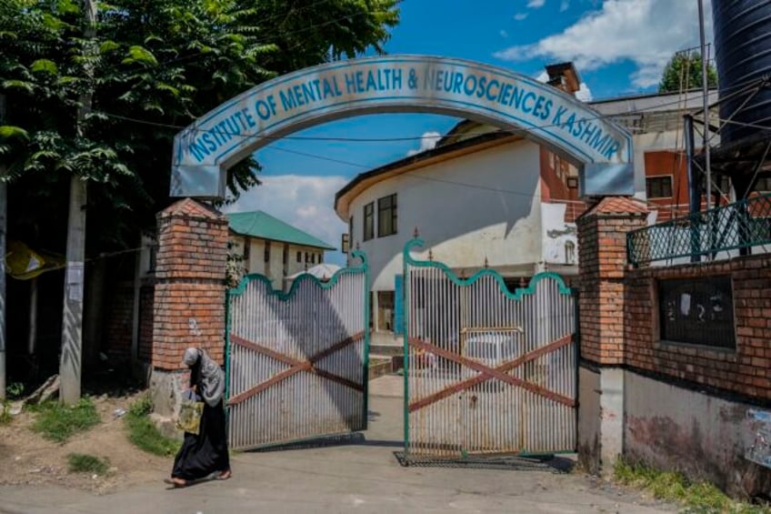 ap photos of kashmirs mental health clinics show the invisible scars of decades of conflict