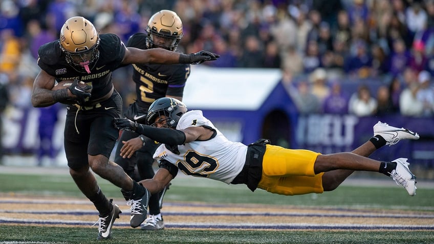 appalachian state ruins james madisons undefeated season further diminishing bowl hopes