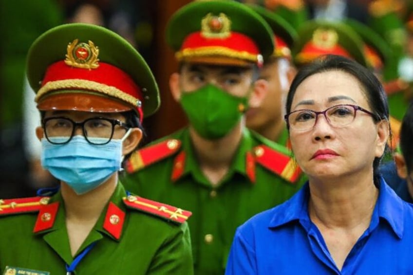 Vietnamese property tycoon Truong My Lan (R)could escape the death penalty if she returned