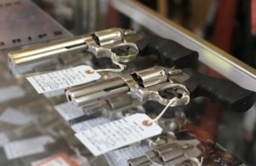 Appeals court strikes down handgun ban for teens